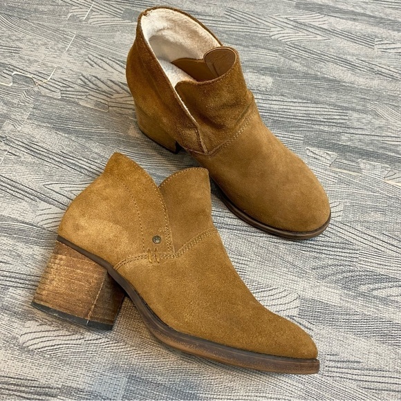 BEARPAW Onyx Suede Block Heel Ankle Boots - Picture 2 of 14